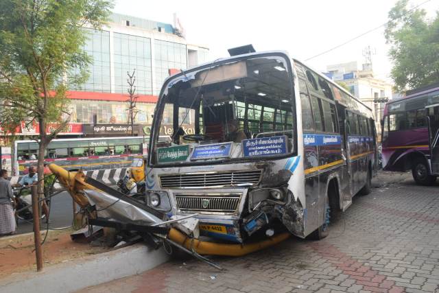 திருச்சியில் தாறுமாறாக ஓடிய தனியார் பேருந்து : விபத்தில் ரயில்வே ஊழியர் பரிதாப பலி