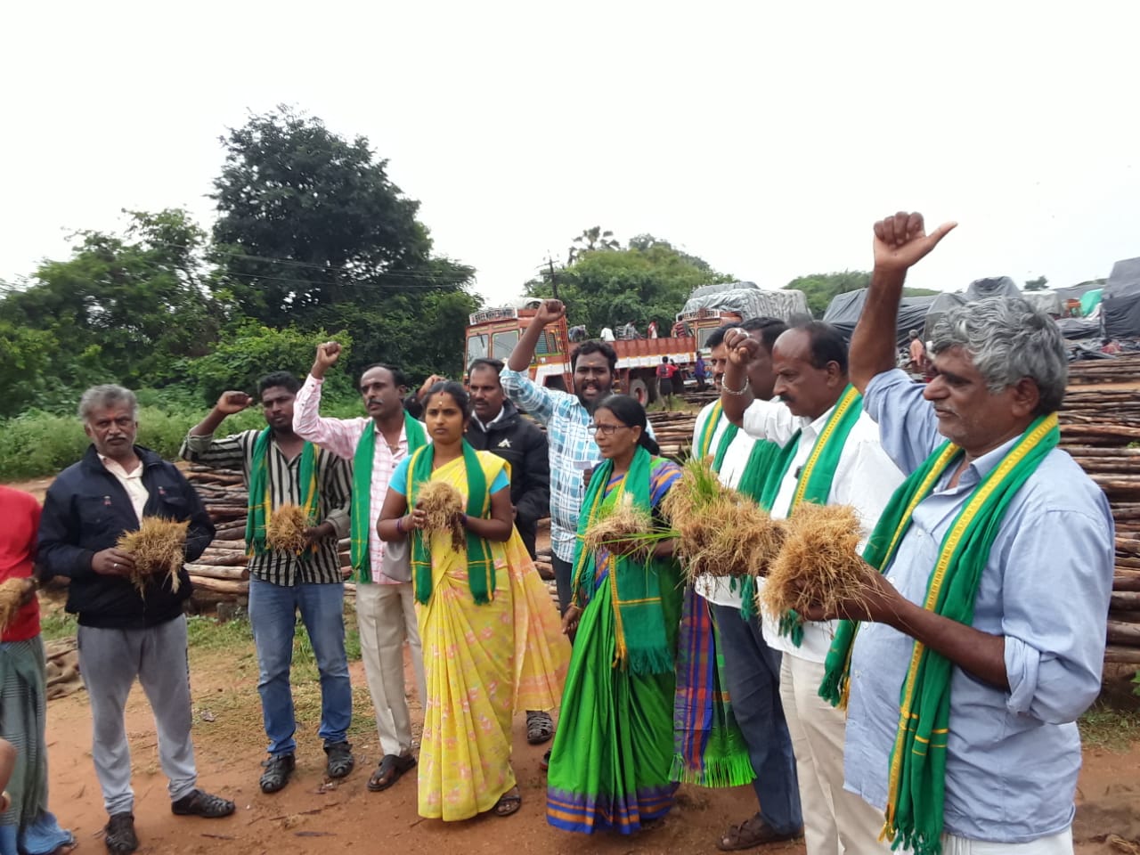 சேமிப்புக் கிடங்கில் நெல் மூட்டைகள் நனைந்த விவகாரம்-விவசாயிகள் கவன ஈர்ப்பு ஆர்ப்பாட்டம்.