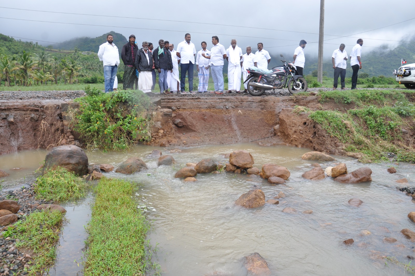 கனமழை காரணமாக உடைந்தது மேக்கரை குளம் -நேரில் ஆய்வு செய்த கடையநல்லூர் எம்எல்ஏ.