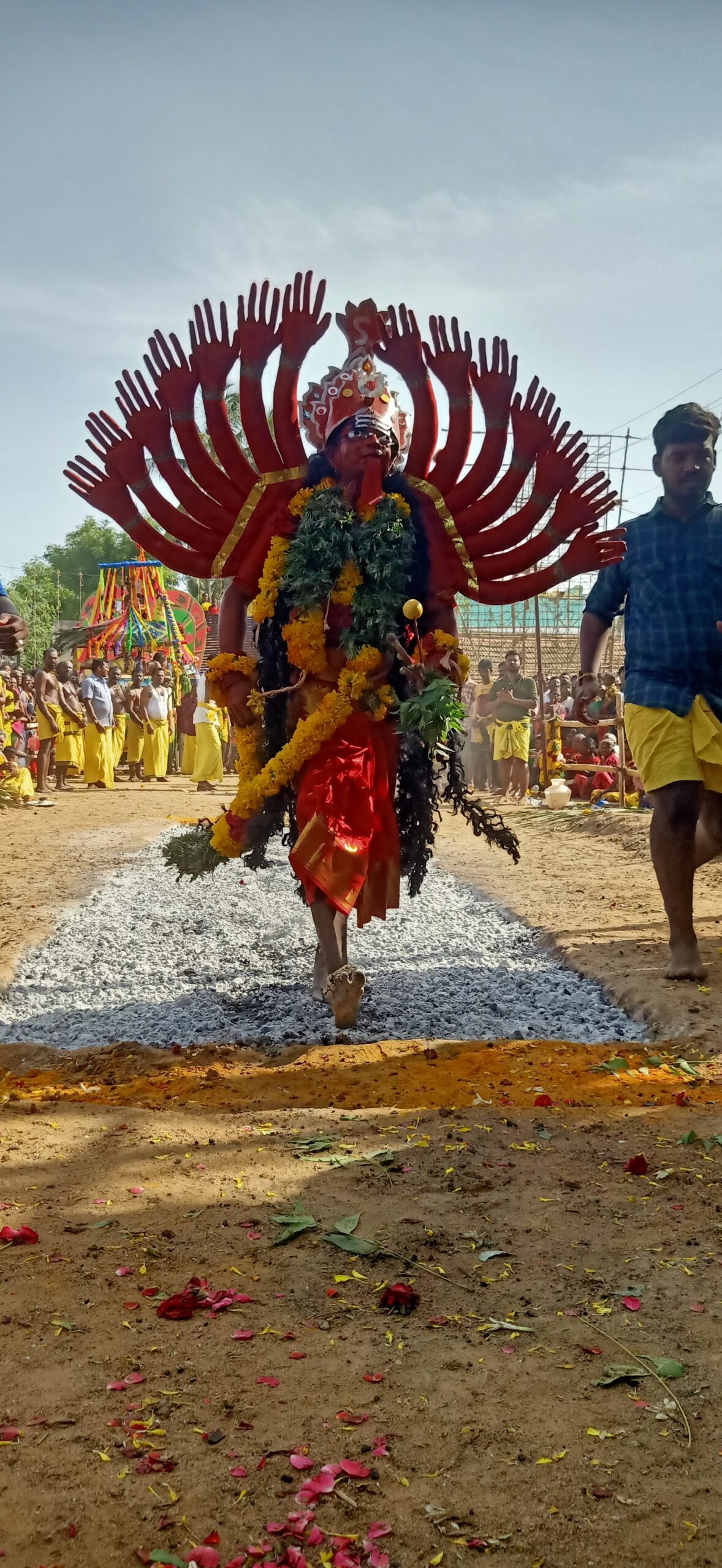 செல்வி அம்மன் கோவில் 47 ம் ஆண்டு பூச்சொரிதலை முன்னிட்டு பக்தர்கள் பூக்குழி இறங்கினர்.