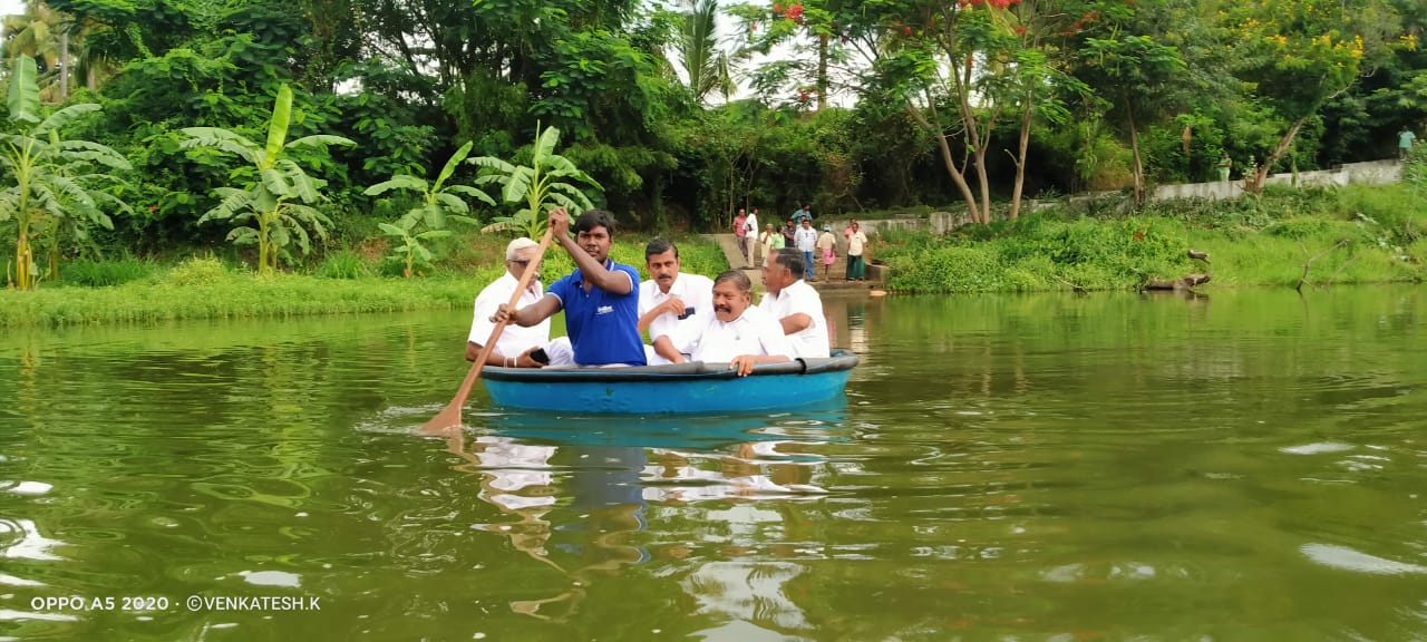 பொதுமக்களின் குறைகளை கேட்க-பரிசல் பயணம் மேற்கொண்ட அந்தியூர் எம்.எல்.ஏ.ஏ.ஜி.வெங்கடாசலம்.,