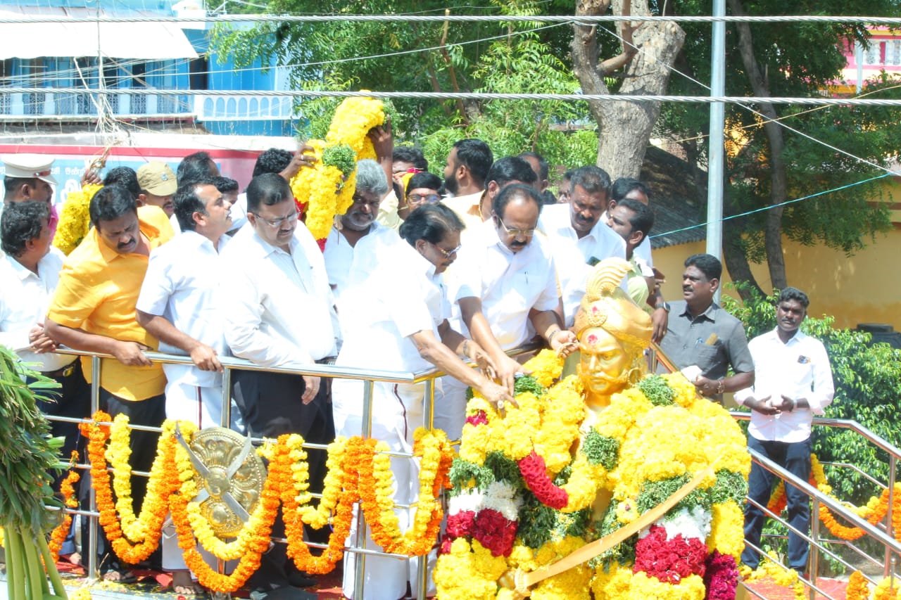 மாமன்னர் பூலித்தேவர் பிறந்தநாள் அமைச்சர்கள் மாலை அணிவித்து மரியாதை செலுத்தினர்.