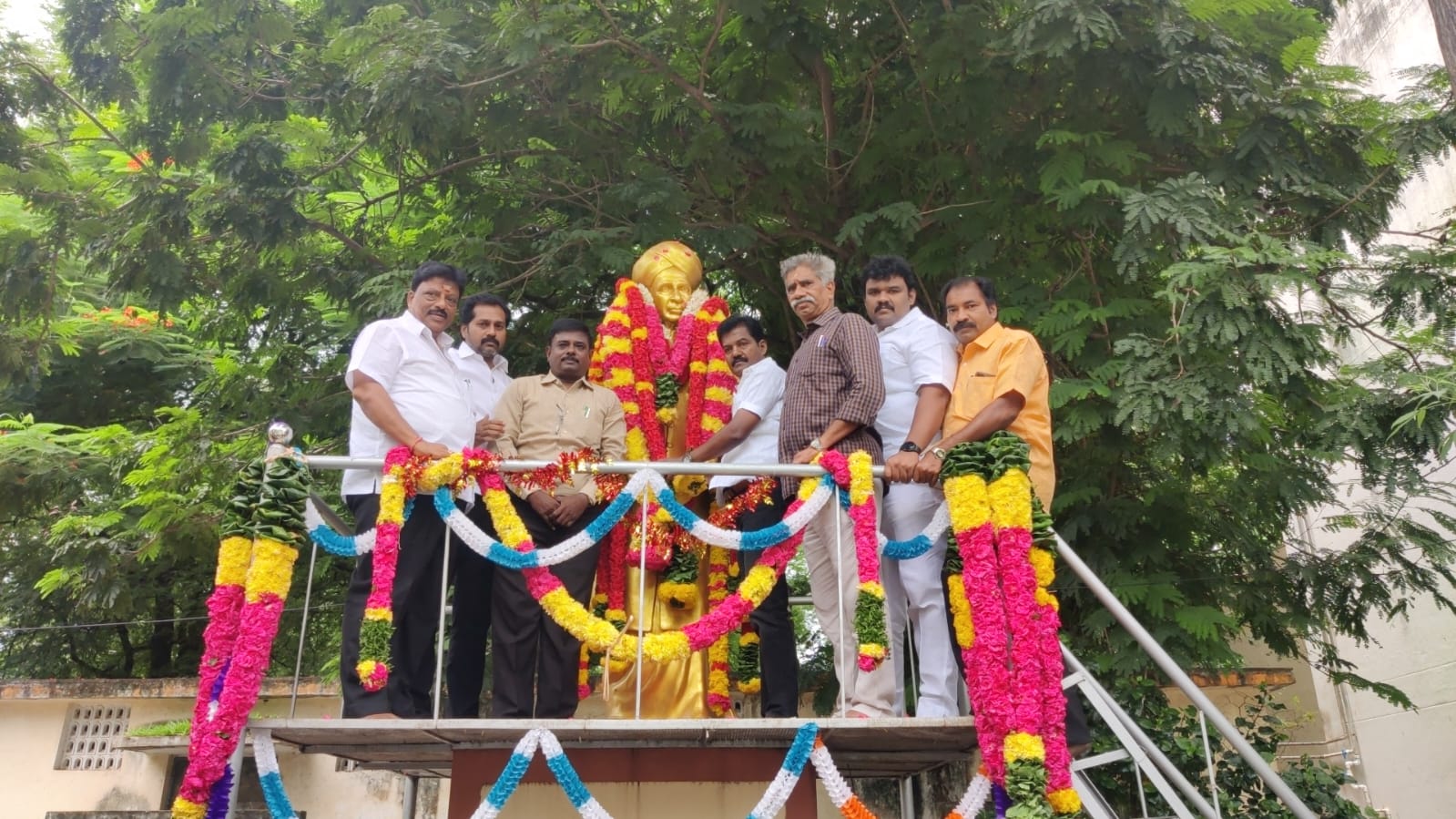 முன்னாள் குடியரசுத் தலைவர் டாக்டர் இராதாகிருஷ்ணன் பிறந்த நாள்-எஸ்.  சந்திரன் மாலை அணிவித்து  மரியாதை செலுத்தினர்