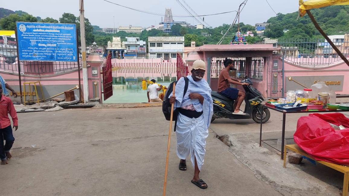 ஆருத்ரா நிதி நிறுவன மோசடி மீது நடவடிக்கை கோரி- திருத்தணியில் பெண் காந்தி வேடமிட்டு  பாத யாத்திரை.