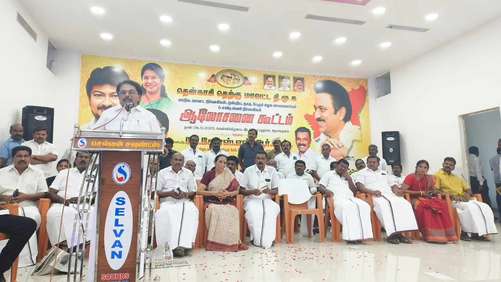 ஆலங்குளத்தில் தெற்கு மாவட்ட தி.மு.க. நிர்வாகிகள் ஆலோசனைக்கூட்டம்;