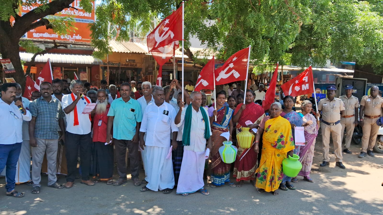 குடிநீர் கேட்ட பொது மக்களிடம் சாலையில் போராட்டம் பண்ண சொன்ன ஊராட்சி மன்ற தலைவர். 