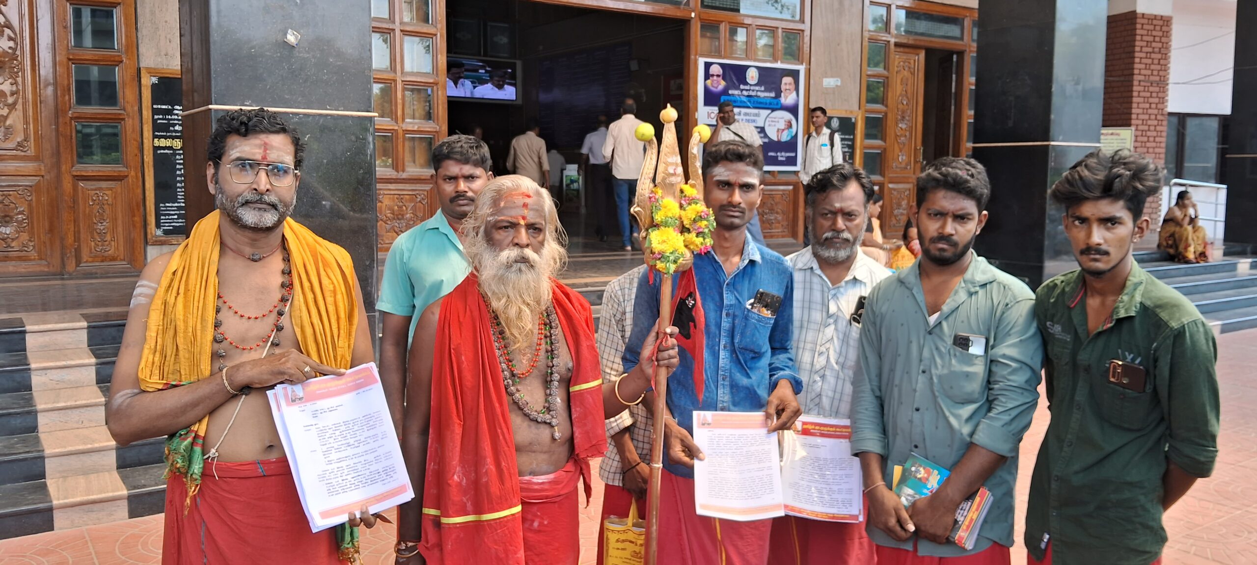 கோட்டை மாரியம்மன் கோவிலில் தமிழ் வழியில் கும்பாபிஷேகம் நடத்த வேண்டும் என்று மாவட்ட ஆட்சியரிடம் கோரிக்கை மனு;