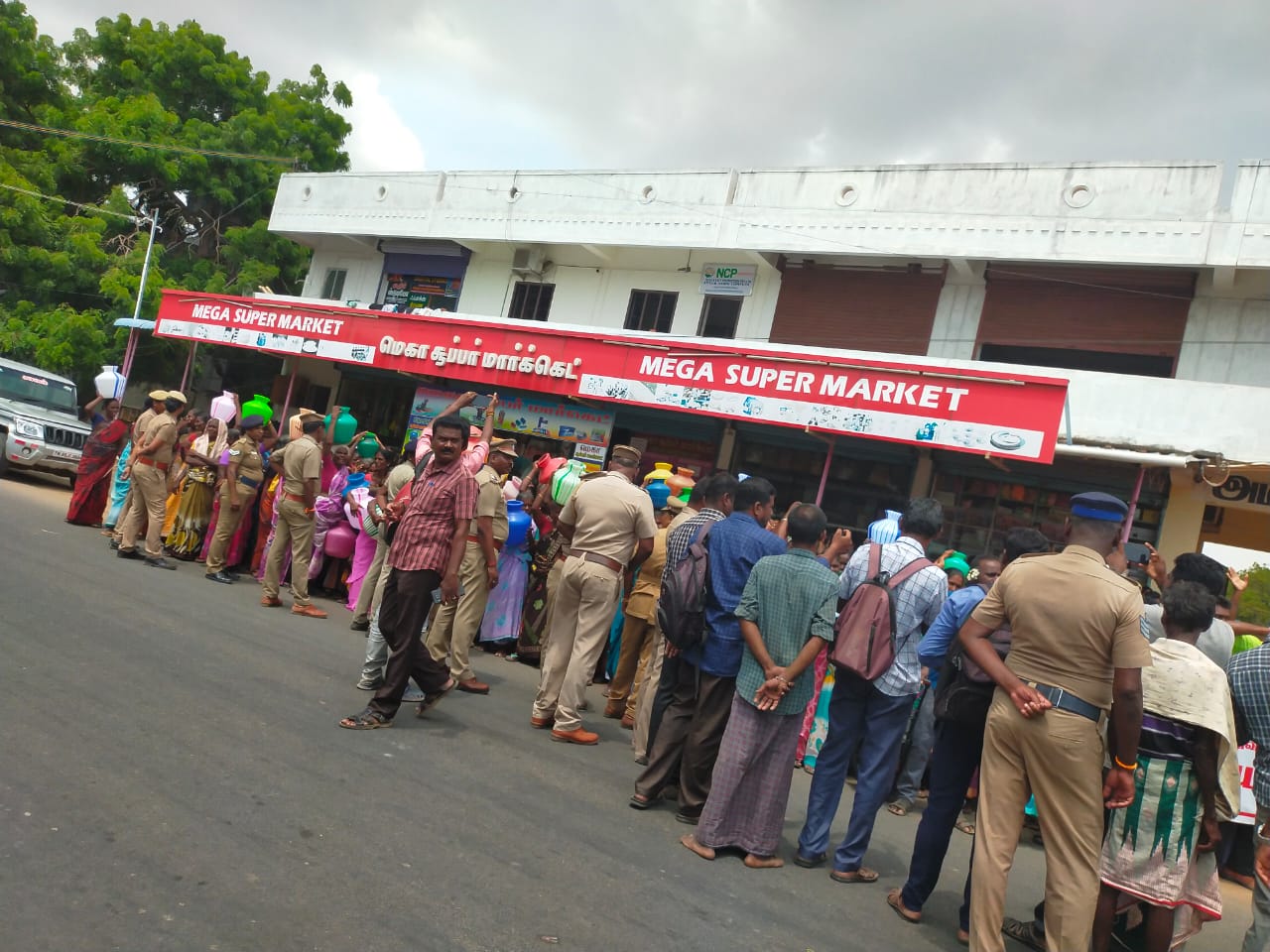 சிக்கல் கிராமத்தில் குடிநீர் கேட்டு சாலைமறியல் அதிகாரிகள் சமரசம்;