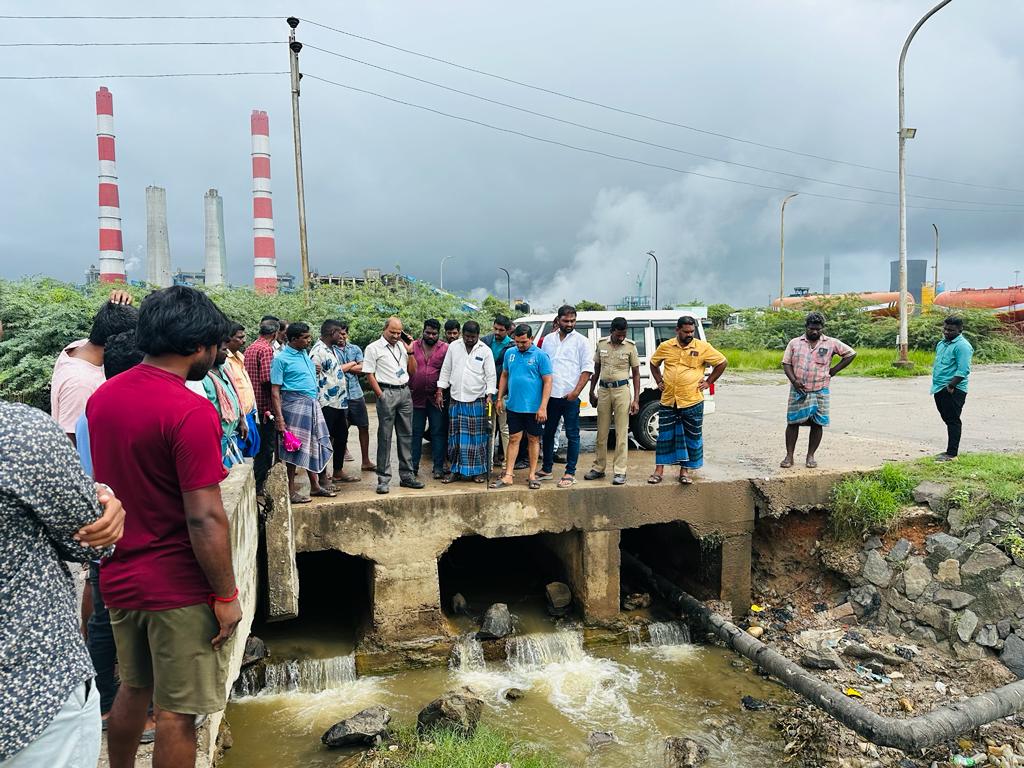 ஆறு மாத காலமாக குடிநீர் குழாய் இணைப்பு துண்டிக்கப்பட்டதால் பொதுமக்கள் ஆர்ப்பாட்டம்.