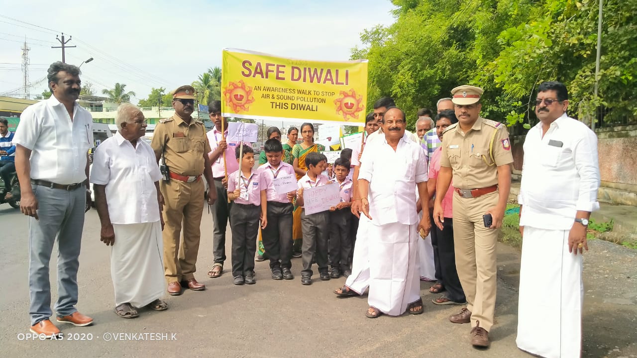 ஸ்ரீ வெங்கடேஸ்வரா சிபிஎஸ்இ பள்ளியின் சார்பில் பாதுகாப்பான தீபாவளி விழிப்புணர்வு ஊர்வலம்;